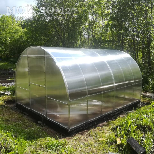 Теплица Восточная Усиленная 4 метра с поликарбонатом | Мой-Дом27 | Каркас изготовлен из оцинкованной замкнутой трубы 20*20 мм.<br>
 Ширина - 3 метра. Высота - 2,1 метра. Длина 4 метра. <br>
 Выдерживаемая снеговая нагрузка - 150 кг/м2. Выдерживаемая ветровая нагрузка - до 20 м/с.<br>
 Расстояние между дугами 0,65 метра. Толщина металла дуг 1,2 мм. Ширина двери 0,96 метра.<br>